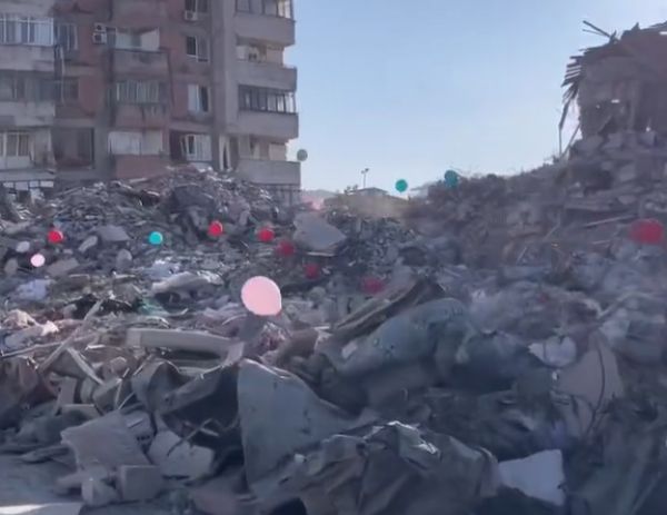 Τουρκία: Μπαλόνια στα συντρίμμια στη μνήμη των παιδιών που χάθηκαν από τον σεισμό (ΒΙΝΤΕΟ)