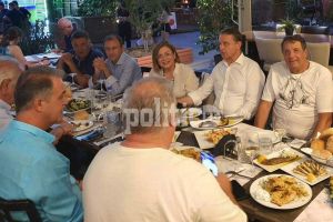 Δείπνο με φίλους για την Μαρία Σπυράκη (pics)