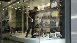 Ποιοί γυρνούν στις δουλειές τους 4 Μαΐου – Με αποστάσεις και αλλαγές στο ωράριο
