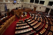 Ανταλλαγή βολών στη Βουλή ανάμεσα σε ΣΥΡΙΖΑ και αντιπολίτευση