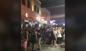 Αποκλειστικό ντοκουμέντο – Κως: Συγχρωτισμός στα σοκάκια του νησιού – Ούτε καθήμενοι, ούτε αποστάσεις (video)