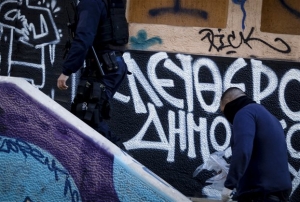 «Σκελετοί», πιστόλι airsoft, σημειώσεις για «αντιπάλους» αναρχικούς, ανακάλυψε η ΕΛ.ΑΣ στην κατάληψη της οδού Καλλιδρομίου