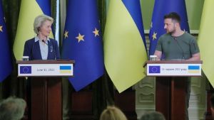 Φον ντερ Λάιεν: «Nα υποστηρίξουμε την Ουκρανία στην ευρωπαϊκή της πορεία»