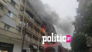 Θεσσαλονίκη: Φωτιά σε διαμέρισμα – Συναγερμός στην Πυροσβεστική (pics &amp; vids)