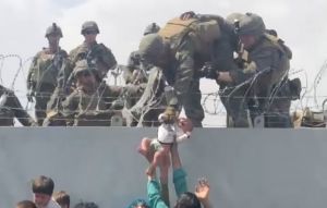 Χάος στο Αφγανιστάν: Βρήκαν 6χρονο σε συρματόπλεγμα του αεροδρομίου – Αναφορές για παιδιά που αγνοούνται