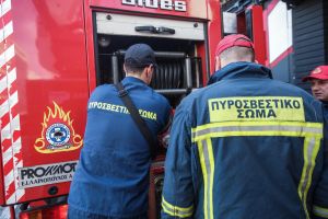 Θεσσαλονίκη: Αυτοκίνητο πήρε φωτιά εν κινήσει