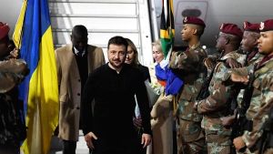 Ουκρανός πρόεδρος Ζελένσκι συντομεύει την επίσκεψή του στη Νότια Αφρική λόγω ρωσικών επιθέσεων στο Κίεβο