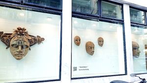 Η τέχνη του χαρτονιού: Μια νέα έκθεση στις Βιτρίνες Τέχνης του ΟΤΕ