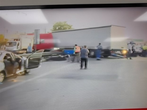 Νταλίκα παρέσυρε δύο ΙΧ στον Κηφισό