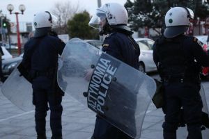 Θεσσαλονίκη: Επεισόδια μεταξύ κουκουλοφόρων και ΜΑΤ έξω από το ΑΠΘ