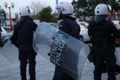 Θεσσαλονίκη: Επεισόδια μεταξύ κουκουλοφόρων και ΜΑΤ έξω από το ΑΠΘ
