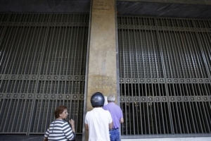 Το κλείσιμο των τραπεζών ψαλίδισε το «όχι» στο δημοψήφισμα