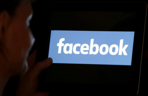 Συμβολικό πρόστιμο στη Facebook για την Cambridge Analytca