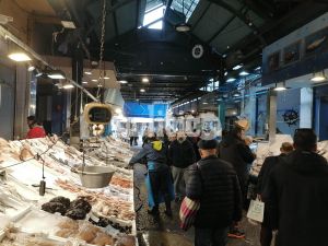 Θεσσαλονίκη: Κοσμοσυρροή στο Καπάνι – Ελαφρώς «τσιμπημένο» σε σχέση με πέρσι το «Σαρακοστιανό» τραπέζι (ΦΩΤΟ-ΒΙΝΤΕΟ)