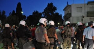 Επεισόδια σε διαμαρτυρία κατοίκων κατά προσφύγων στη Χίο
