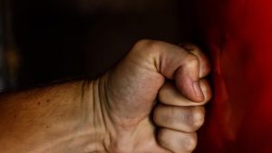 Ινδία: 13χρονη ισχυρίζεται πως βιάστηκε από αστυνομικό όταν πήγε να καταγγείλει τον ομαδικό βιασμό που υπέστη