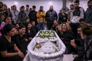 Θεσσαλονίκη: Συγκλονιστικές εικόνες του Reuters – Οι Ρομά θρηνούν τον 16χρονο