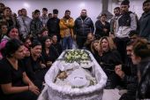 Θεσσαλονίκη: Συγκλονιστικές εικόνες του Reuters – Οι Ρομά θρηνούν τον 16χρονο