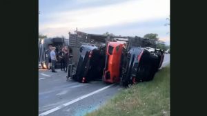 Αναποδογύρισε νταλίκα στην Εθνική – Πανάκριβα Supercars έγιναν «φυσαρμόνικες»