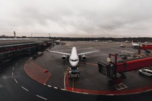 Ταξιδεύεις με αεροπλάνο; Τα 10 αεροδρόμια όπου θα συναντήσετε τα μεγαλύτερα προβλήματα το καλοκαίρι