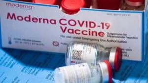 Moderna: «Δε θα υπάρξουν προβλήματα αν χρειαστεί νέο εμβόλιο» (vids)