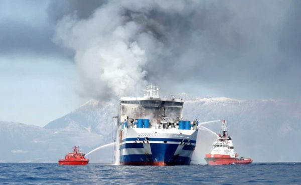 Συναγερμός στη Σουηδία: Φωτιά σε πλοίο με 300 επιβάτες (pic)