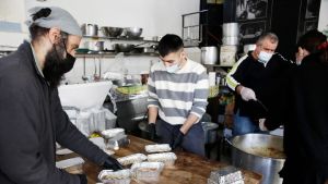 Προσφορά φαγητού σε απόρους στη μνήμη του Αλέξανδρου Νικολαΐδη