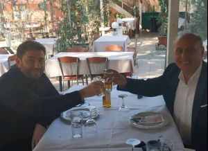 Θεσσαλονίκη: Το χαλαρό τετ α τετ Ανδρουλάκη – Φεστερίδη πριν τη συγκέντρωση της Μηχανιώνας