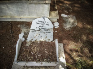<div>Φθορές στο εβραϊκό τμήμα του Γ' Νεκροταφείου της Νίκαιας</div>