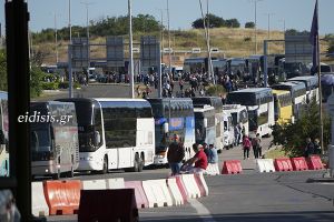 Τριτοκοσμικές εικόνες, ουρές και πολύωρες καθυστερήσεις λόγω των νέων βιομετρικών ελέγχων στο τελωνείο των Ευζώνων