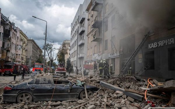 Πόλεμος στην Ουκρανία: Ρωσικός πύραυλος χτύπησε κτίριο κατοικιών στο Χάρκοβο