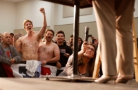 Η Χίλαρι και τα ημίγυμνα αγόρια της: «Μην βγάλετε κι άλλα...»