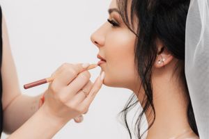 Γάμος στην Παραλία: Το Ιδανικό Destination Wedding Makeup για να Λάμπεις