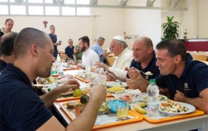 Ο Πάπας σπάει το πρωτόκολλο στη Λέσβο