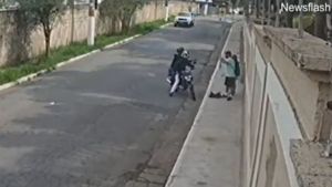 Απίστευτο βίντεο: SUV παρασέρνει ληστές την στιγμή που προσπαθούν να ληστέψουν ζευγάρι (vid)
