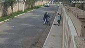 Απίστευτο βίντεο: SUV παρασέρνει ληστές την στιγμή που προσπαθούν να ληστέψουν ζευγάρι (vid)