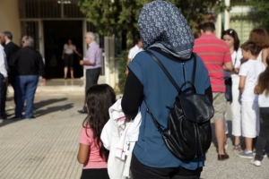 Ερευνα για την εισβολή χρυσαυγιτών στο σχολείο του Περάματος