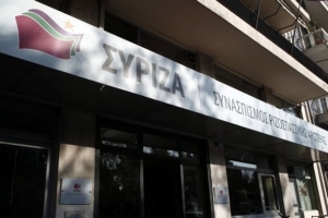 ΣΥΡΙΖΑ: Αιχμές κατά Μητσοτάκη για συνεργασία της συζύγου του με Παπασταύρου