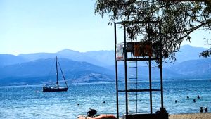 Σοβαρό ατύχημα στη Νέα Ηρακλείτσα: Κατέρρευσαν ναυαγοσωστικοί πύργοι
