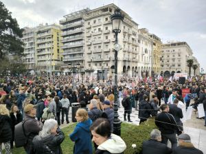 Θεσσαλονίκη | Δικαιοσύνη και όχι σιωπή ζητούν οι πολίτες έναν χρόνο από την τραγωδία των Τεμπών