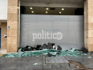 Θεσσαλονίκη: Η κακοκαιρία «Άριελ» κατεδάφισε τζαμαρία καταστήματος (pics &amp; vid)