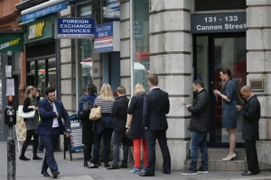 Οι Βρετανοί τρέχουν για συνάλλαγμα υπό το φόβο του Brexit - Προβλήματα ρευστότητας στα ανταλλακτήρια