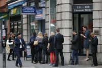 Οι Βρετανοί τρέχουν για συνάλλαγμα υπό το φόβο του Brexit - Προβλήματα ρευστότητας στα ανταλλακτήρια