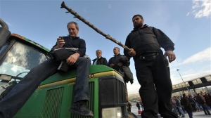 Μηνυτήρια αναφορά κατά των αγροτών που κλείνουν τους δρόμους