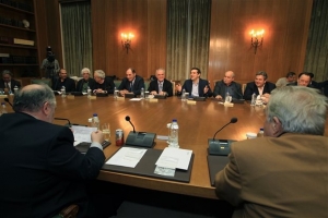 Κυβέρνηση και χώρα επί ξύλου κρεμάμενες