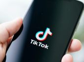 ΗΠΑ: Η απαγόρευση του TikTok στις πρέπει να εξεταστεί λέει ο γερουσιαστής Σούμερ