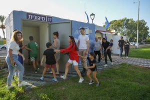 Άρχισαν τα αντίποινα της Χεζμπολάχ: Εκτόξευσε 140 ρουκέτες σε τρία κύματα κατά του Ισραήλ – Στα καταφύγια οι κάτοικοι