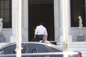 Μαξίμου: Γράφουν - σβήνουν σενάρια εκλογών