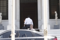 Μαξίμου: Γράφουν - σβήνουν σενάρια εκλογών