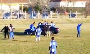 Μια BMW επιστρατεύτηκε στο ματς Μ. Βρύσης-Κιλκισιακού για να μεταφέρει τραυματία